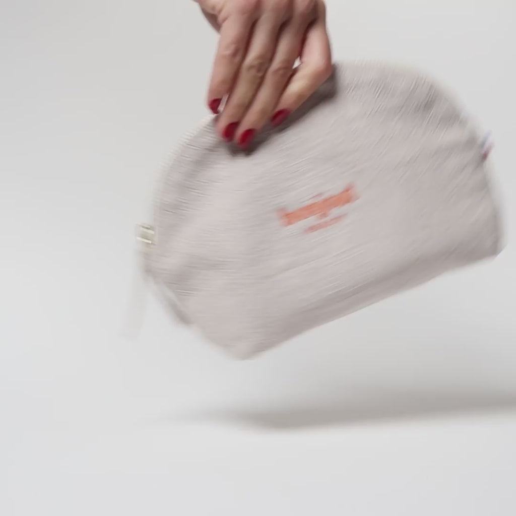 film showing the handmade production of the linen pochette, made in France